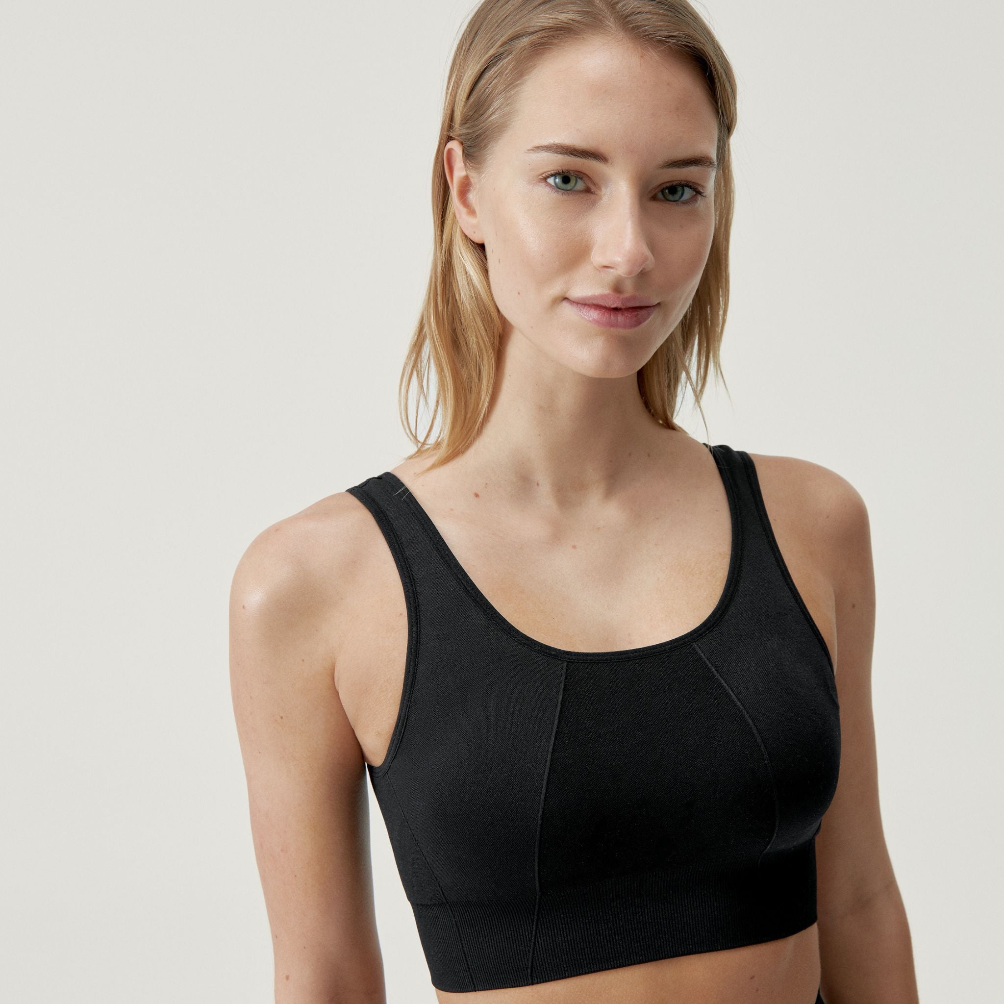 Sports Bra Akira in Black